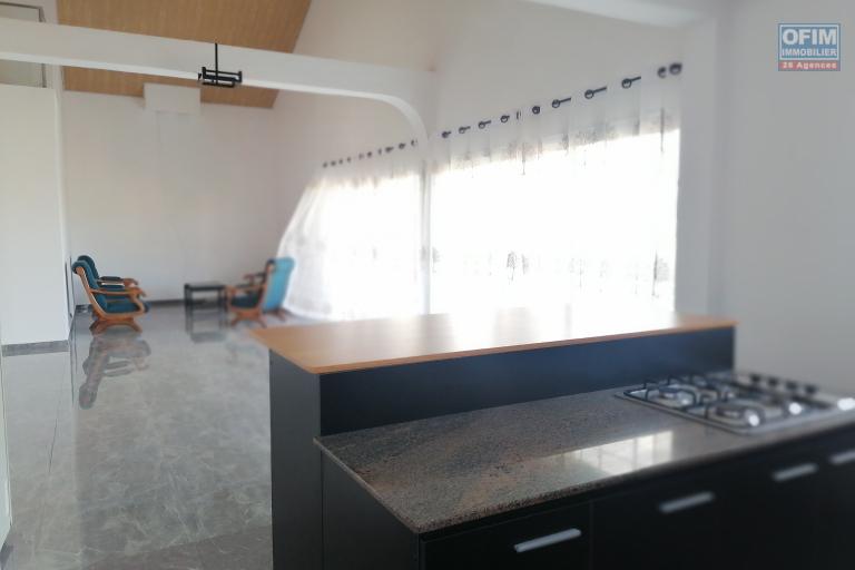 À louer une villa à étage semi-meublée de type F8 fraîchement construite sur un terrain 1000 m2 légèrement en pente avec une vue imprenable située dans un endroit calme d'Ambohidratrimo
