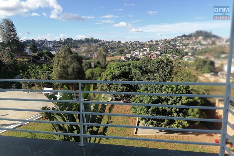 À louer une villa à étage semi-meublée de type F8 fraîchement construite sur un terrain 1000 m2 légèrement en pente avec une vue imprenable située dans un endroit calme d'Ambohidratrimo