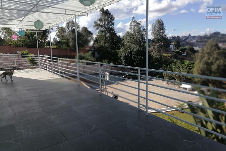 À louer une villa à étage semi-meublée de type F8 fraîchement construite sur un terrain 1000 m2 légèrement en pente avec une vue imprenable située dans un endroit calme d'Ambohidratrimo