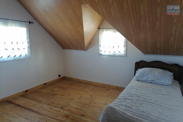 À louer une villa à étage semi-meublée de type F8 fraîchement construite sur un terrain 1000 m2 légèrement en pente avec une vue imprenable située dans un endroit calme d'Ambohidratrimo