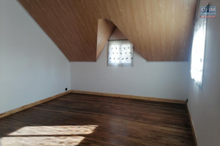 À louer une villa à étage semi-meublée de type F8 fraîchement construite sur un terrain 1000 m2 légèrement en pente avec une vue imprenable située dans un endroit calme d'Ambohidratrimo