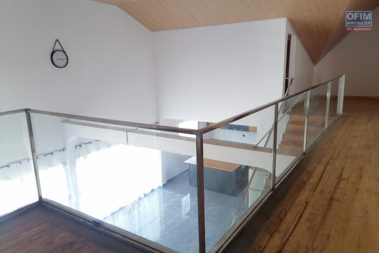 À louer une villa à étage semi-meublée de type F8 fraîchement construite sur un terrain 1000 m2 légèrement en pente avec une vue imprenable située dans un endroit calme d'Ambohidratrimo
