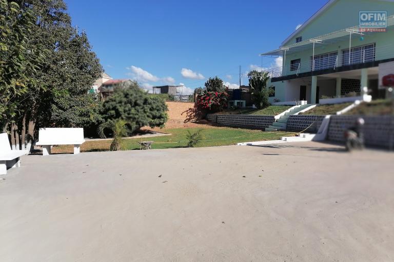 À louer une villa à étage semi-meublée de type F8 fraîchement construite sur un terrain 1000 m2 légèrement en pente avec une vue imprenable située dans un endroit calme d'Ambohidratrimo