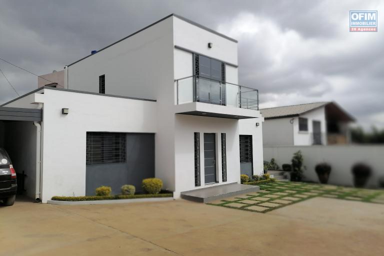 À louer une villa à étage style cubique de standing pré fibrée type F4 non loin de l'école Vision Valley et Claire Fontaine dans un quartier calme de Tanjondava Talatamaty (NON DISPONIBLE)