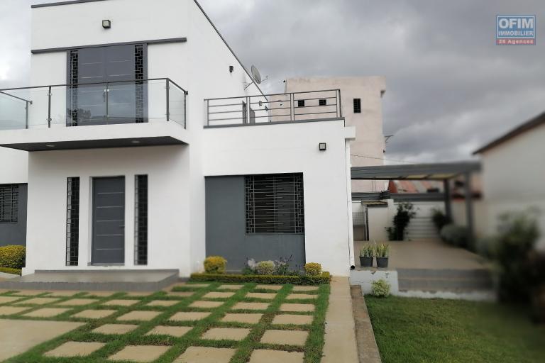 À louer une villa à étage style cubique de standing pré fibrée type F4 non loin de l'école Vision Valley et Claire Fontaine dans un quartier calme de Tanjondava Talatamaty (NON DISPONIBLE)