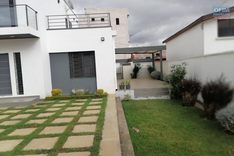 À louer une villa à étage style cubique de standing pré fibrée type F4 non loin de l'école Vision Valley et Claire Fontaine dans un quartier calme de Tanjondava Talatamaty (NON DISPONIBLE)