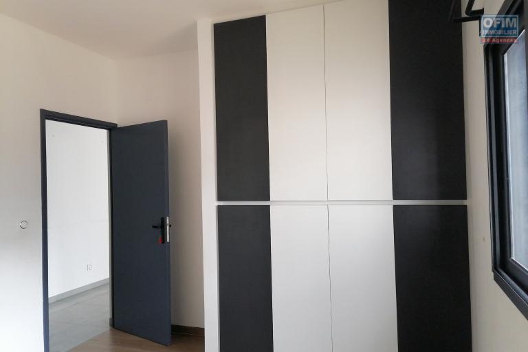 À louer une villa à étage style cubique de standing pré fibrée type F4 non loin de l'école Vision Valley et Claire Fontaine dans un quartier calme de Tanjondava Talatamaty (NON DISPONIBLE)