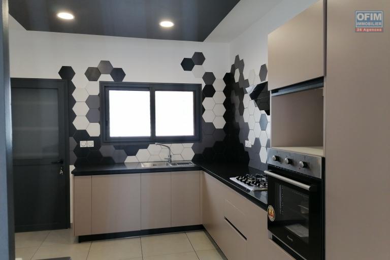 À louer une villa à étage style cubique de standing pré fibrée type F4 non loin de l'école Vision Valley et Claire Fontaine dans un quartier calme de Tanjondava Talatamaty (NON DISPONIBLE)