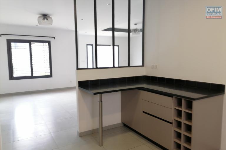 À louer une villa à étage style cubique de standing pré fibrée type F4 non loin de l'école Vision Valley et Claire Fontaine dans un quartier calme de Tanjondava Talatamaty (NON DISPONIBLE)