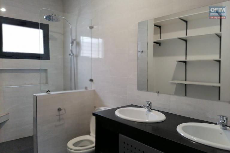 À louer une villa à étage style cubique de standing pré fibrée type F4 non loin de l'école Vision Valley et Claire Fontaine dans un quartier calme de Tanjondava Talatamaty (NON DISPONIBLE)
