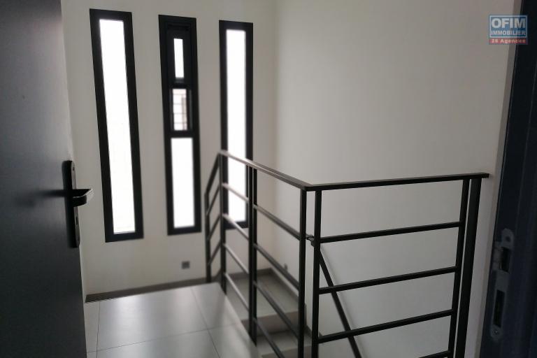 À louer une villa à étage style cubique de standing pré fibrée type F4 non loin de l'école Vision Valley et Claire Fontaine dans un quartier calme de Tanjondava Talatamaty (NON DISPONIBLE)