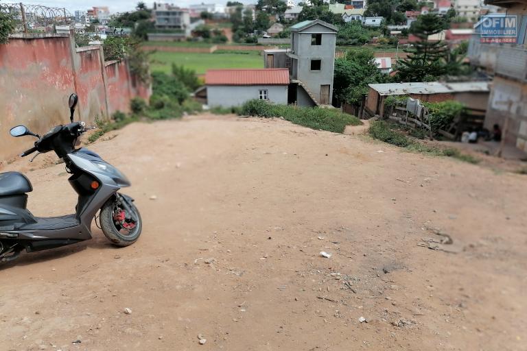 Occasion rare terrain &agrave; vendre 574m2 sur Ivandry &agrave; deux pas de l'&eacute;cole fran&ccedil;aise Claire Fontaine, accessible. Contact rapide