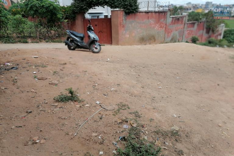 Occasion rare terrain &agrave; vendre 574m2 sur Ivandry &agrave; deux pas de l'&eacute;cole fran&ccedil;aise Claire Fontaine, accessible. Contact rapide