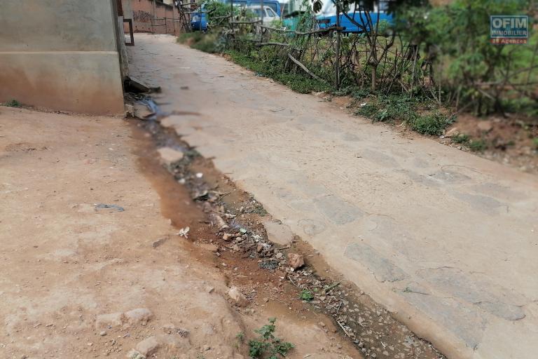 Occasion rare terrain &agrave; vendre 574m2 sur Ivandry &agrave; deux pas de l'&eacute;cole fran&ccedil;aise Claire Fontaine, accessible. Contact rapide