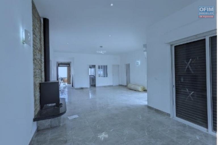 A louer une villa de plain pied standing fraîchement construite avec piscine dans un quartier calme et résidentiel à 10 mn de l'école primaire française C Ambohibao et non loin du centre commercial LEADER PRICE, se situe à Ambohibao Morondava