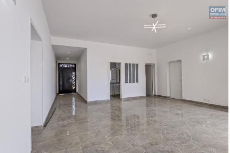 A louer une villa de plain pied standing fraîchement construite avec piscine dans un quartier calme et résidentiel à 10 mn de l'école primaire française C Ambohibao et non loin du centre commercial LEADER PRICE, se situe à Ambohibao Morondava