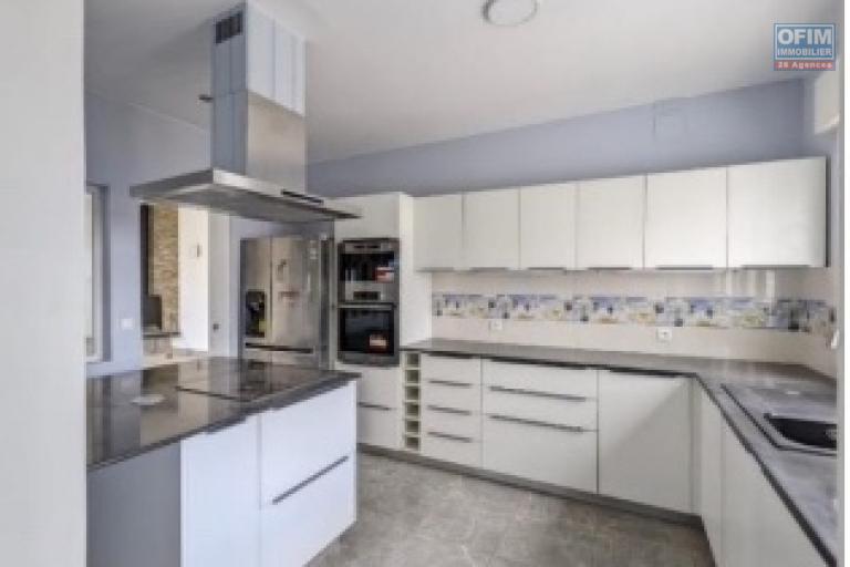 A louer une villa de plain pied standing fraîchement construite avec piscine dans un quartier calme et résidentiel à 10 mn de l'école primaire française C Ambohibao et non loin du centre commercial LEADER PRICE, se situe à Ambohibao Morondava