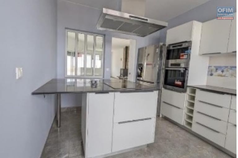A louer une villa de plain pied standing fraîchement construite avec piscine dans un quartier calme et résidentiel à 10 mn de l'école primaire française C Ambohibao et non loin du centre commercial LEADER PRICE, se situe à Ambohibao Morondava
