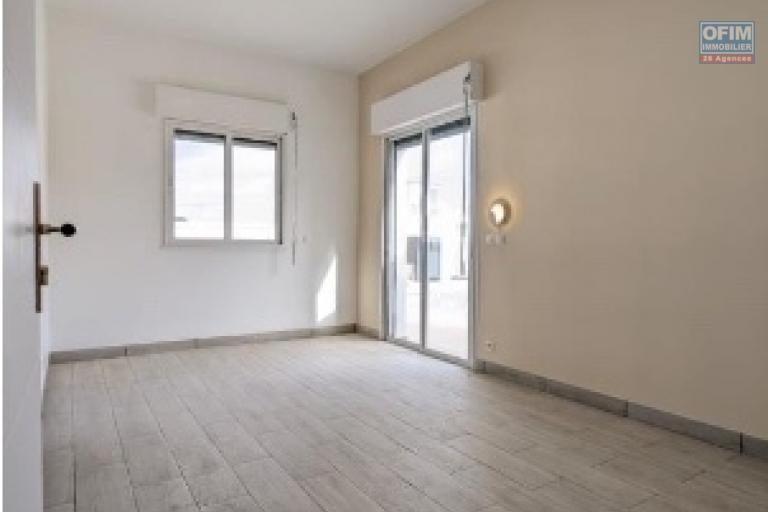A louer une villa de plain pied standing fraîchement construite avec piscine dans un quartier calme et résidentiel à 10 mn de l'école primaire française C Ambohibao et non loin du centre commercial LEADER PRICE, se situe à Ambohibao Morondava