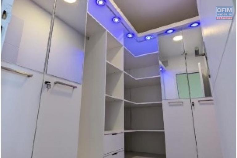 A louer une villa de plain pied standing fraîchement construite avec piscine dans un quartier calme et résidentiel à 10 mn de l'école primaire française C Ambohibao et non loin du centre commercial LEADER PRICE, se situe à Ambohibao Morondava