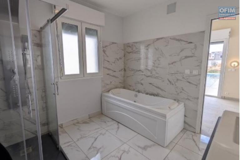 A louer une villa de plain pied standing fraîchement construite avec piscine dans un quartier calme et résidentiel à 10 mn de l'école primaire française C Ambohibao et non loin du centre commercial LEADER PRICE, se situe à Ambohibao Morondava