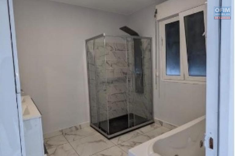 A louer une villa de plain pied standing fraîchement construite avec piscine dans un quartier calme et résidentiel à 10 mn de l'école primaire française C Ambohibao et non loin du centre commercial LEADER PRICE, se situe à Ambohibao Morondava