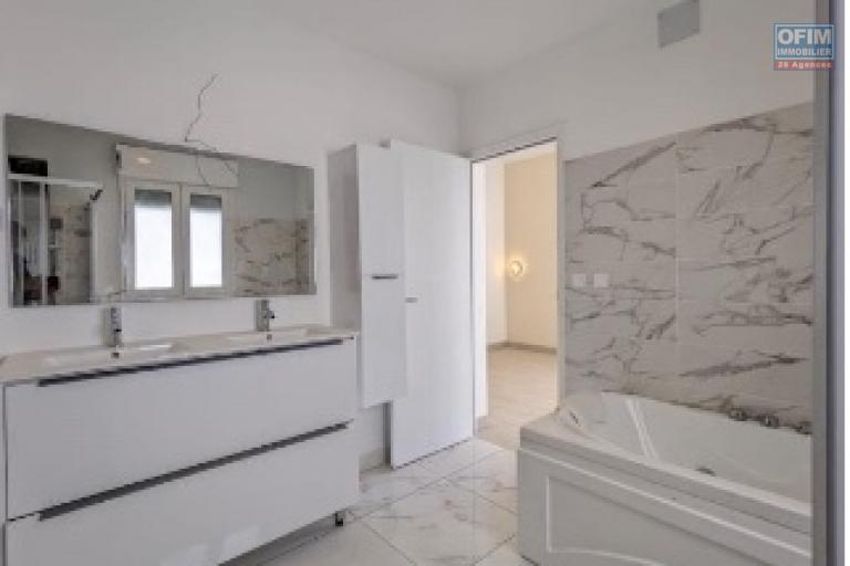 A louer une villa de plain pied standing fraîchement construite avec piscine dans un quartier calme et résidentiel à 10 mn de l'école primaire française C Ambohibao et non loin du centre commercial LEADER PRICE, se situe à Ambohibao Morondava