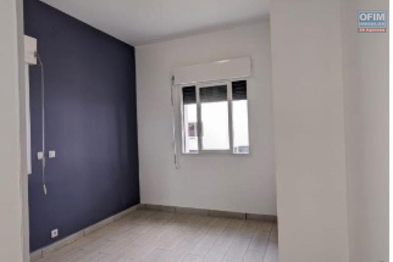 A louer une villa de plain pied standing fraîchement construite avec piscine dans un quartier calme et résidentiel à 10 mn de l'école primaire française C Ambohibao et non loin du centre commercial LEADER PRICE, se situe à Ambohibao Morondava