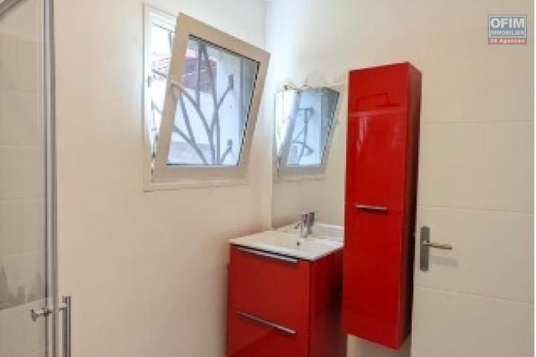 A louer une villa de plain pied standing fraîchement construite avec piscine dans un quartier calme et résidentiel à 10 mn de l'école primaire française C Ambohibao et non loin du centre commercial LEADER PRICE, se situe à Ambohibao Morondava