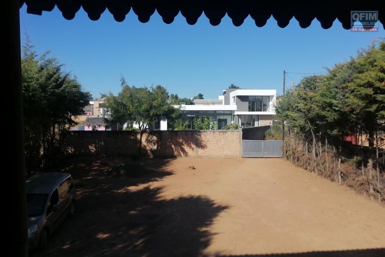 Occasion à saisir, une villa à étage de type F4 à finir, gros œuvres achevés, à vendre dans un quartier calme et résidentiel accessible à tous types des véhicules sur un terrain de 874m2 à Ankadindravola Ivato
