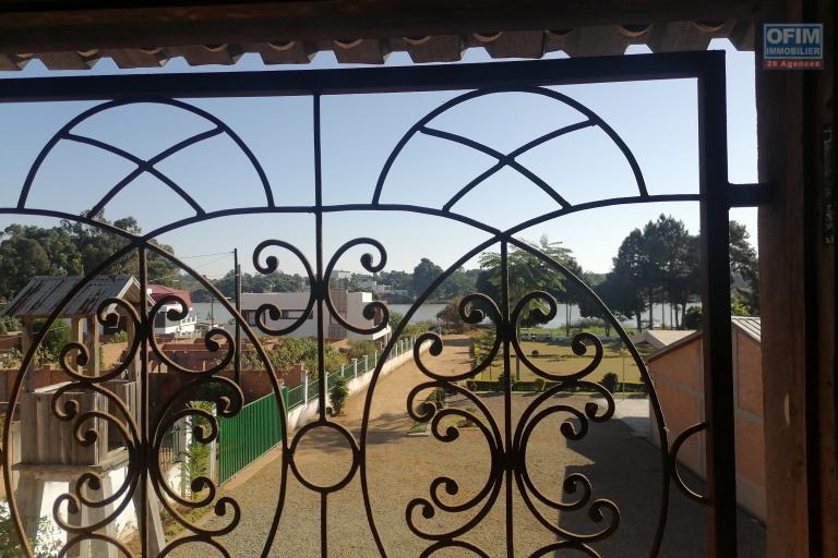 Occasion à saisir, une villa à étage de type F4 à finir, gros œuvres achevés, à vendre dans un quartier calme et résidentiel accessible à tous types des véhicules sur un terrain de 874m2 à Ankadindravola Ivato