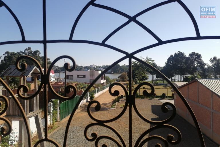 Occasion à saisir, une villa à étage de type F4 à finir, gros œuvres achevés, à vendre dans un quartier calme et résidentiel accessible à tous types des véhicules sur un terrain de 874m2 à Ankadindravola Ivato