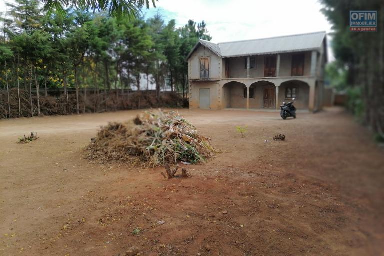 Occasion à saisir, une villa à étage de type F4 à finir, gros œuvres achevés, à vendre dans un quartier calme et résidentiel accessible à tous types des véhicules sur un terrain de 874m2 à Ankadindravola Ivato