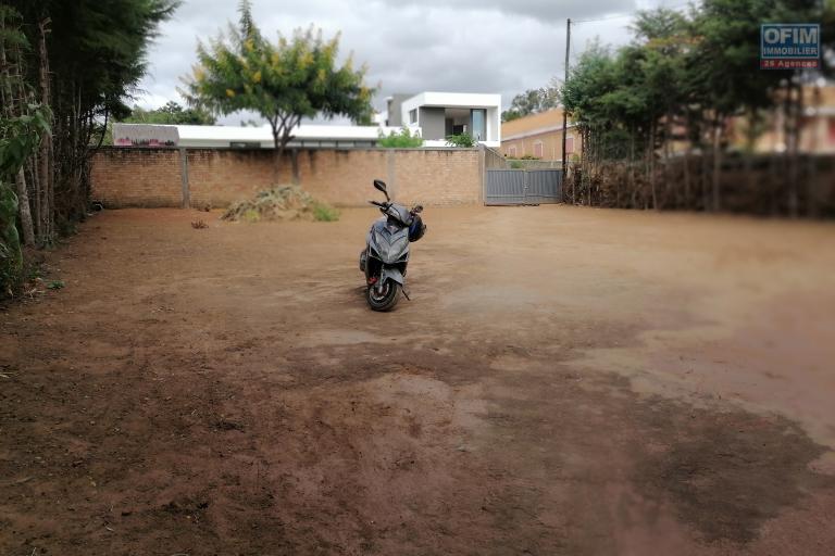 Occasion à saisir, une villa à étage de type F4 à finir, gros œuvres achevés, à vendre dans un quartier calme et résidentiel accessible à tous types des véhicules sur un terrain de 874m2 à Ankadindravola Ivato