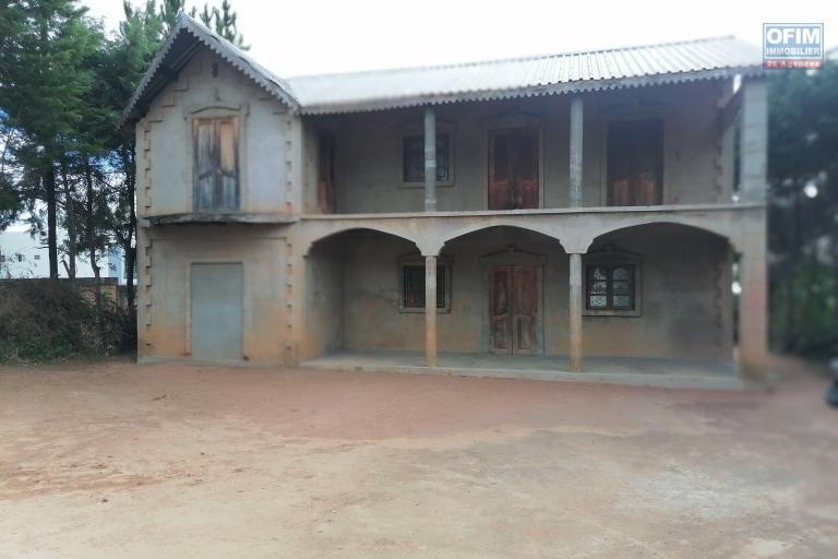 Occasion à saisir, une villa à étage de type F4 à finir, gros œuvres achevés, à vendre dans un quartier calme et résidentiel accessible à tous types des véhicules sur un terrain de 874m2 à Ankadindravola Ivato