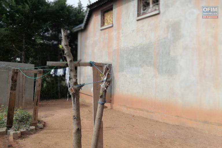 Occasion &agrave; saisir, &agrave; vendre un terrain de 700m2 dans un quartier r&eacute;sidentiel &agrave; Ankadindravola Ivato avec une maison &agrave; finir, avec vue sur le lac, gros &oelig;uvres achev&eacute;s, accessible, non loin de l&rsquo;a&eacute;roport, CONTACT