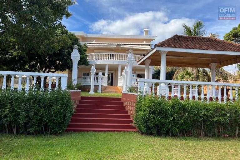A louer une grande villa à étage meublée de haut standing avec piscine et une belle vue dégagée sur le lac d'Ambohibao de type F8 sur un terrain 4000 m² dans un quartier résidentiel sis à Ambohijanahary Ambohibao