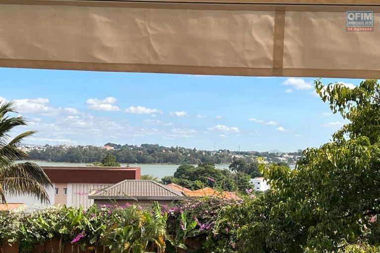 A louer une grande villa à étage meublée de haut standing avec piscine et une belle vue dégagée sur le lac d'Ambohibao de type F8 sur un terrain 4000 m² dans un quartier résidentiel sis à Ambohijanahary Ambohibao