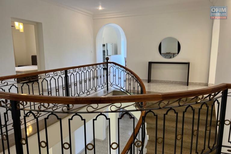 A louer une grande villa à étage meublée de haut standing avec piscine et une belle vue dégagée sur le lac d'Ambohibao de type F8 sur un terrain 4000 m² dans un quartier résidentiel sis à Ambohijanahary Ambohibao