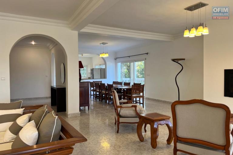 A louer une grande villa à étage meublée de haut standing avec piscine et une belle vue dégagée sur le lac d'Ambohibao de type F8 sur un terrain 4000 m² dans un quartier résidentiel sis à Ambohijanahary Ambohibao