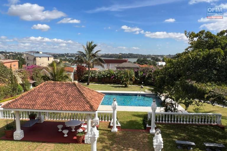 A louer une grande villa à étage meublée de haut standing avec piscine et une belle vue dégagée sur le lac d'Ambohibao de type F8 sur un terrain 4000 m² dans un quartier résidentiel sis à Ambohijanahary Ambohibao