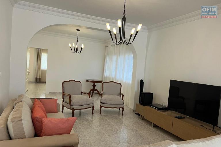 A louer une grande villa à étage meublée de haut standing avec piscine et une belle vue dégagée sur le lac d'Ambohibao de type F8 sur un terrain 4000 m² dans un quartier résidentiel sis à Ambohijanahary Ambohibao