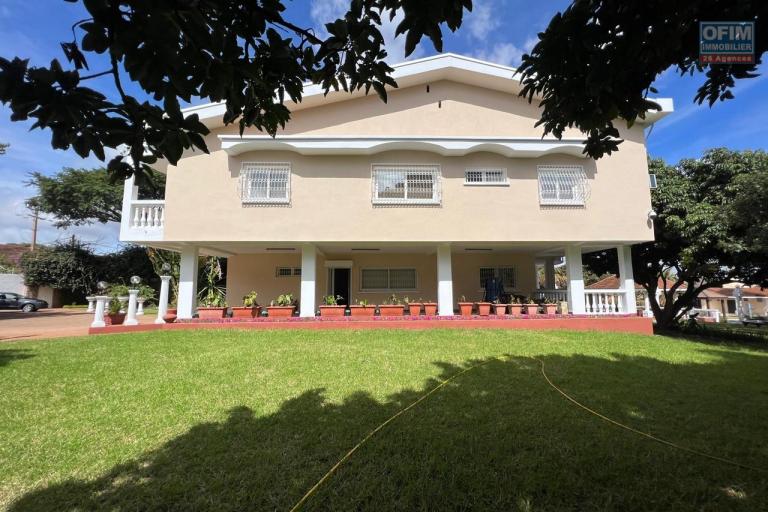 A louer une grande villa à étage meublée de haut standing avec piscine et une belle vue dégagée sur le lac d'Ambohibao de type F8 sur un terrain 4000 m² dans un quartier résidentiel sis à Ambohijanahary Ambohibao