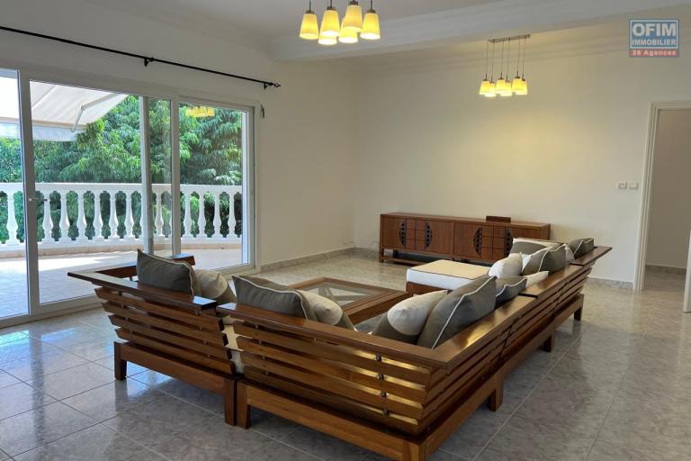 A louer une grande villa à étage meublée de haut standing avec piscine et une belle vue dégagée sur le lac d'Ambohibao de type F8 sur un terrain 4000 m² dans un quartier résidentiel sis à Ambohijanahary Ambohibao