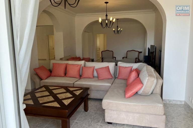 A louer une grande villa à étage meublée de haut standing avec piscine et une belle vue dégagée sur le lac d'Ambohibao de type F8 sur un terrain 4000 m² dans un quartier résidentiel sis à Ambohijanahary Ambohibao