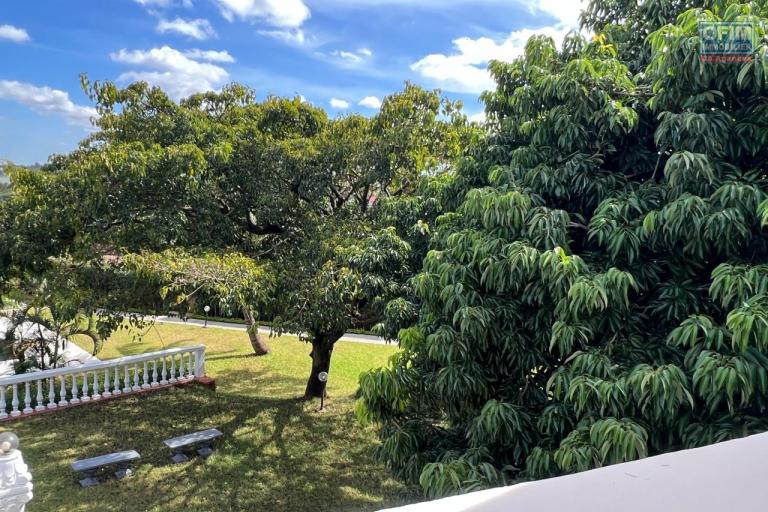 A louer une grande villa à étage meublée de haut standing avec piscine et une belle vue dégagée sur le lac d'Ambohibao de type F8 sur un terrain 4000 m² dans un quartier résidentiel sis à Ambohijanahary Ambohibao