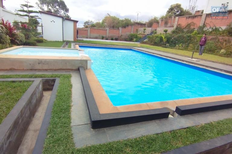 Prix en baisse!! Belle villa neuve avec piscine sur 1775 m2 de terrain à Alasora- Antananarivo