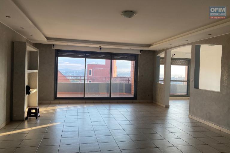 Un appartement T3 avec vue sur lac Anosy à Ambatonakanga ( CONTACT LALAINA 0340858376 )