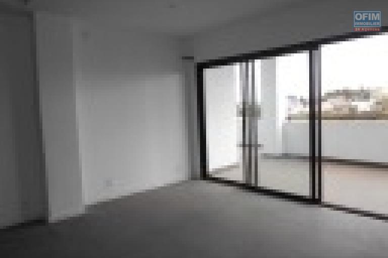 Un grand appartement T4 de 137m2 au 2ème étage d'un immeuble à Ivandry