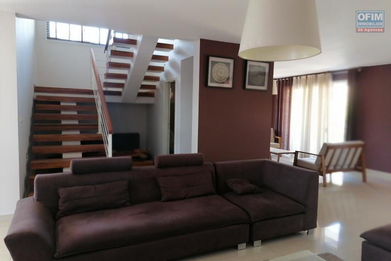 A louer un duplex de haut standing de type T5 dans une r&eacute;sidence bien s&eacute;curis&eacute;e dans le centre ville situ&eacute; au cit&eacute; planton. Contact Mr Jacky